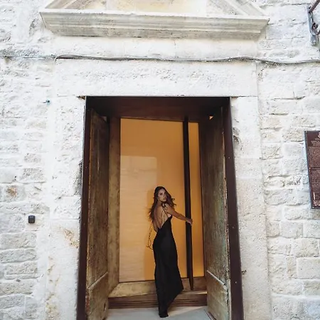 No Church Inside 아파트 트라니